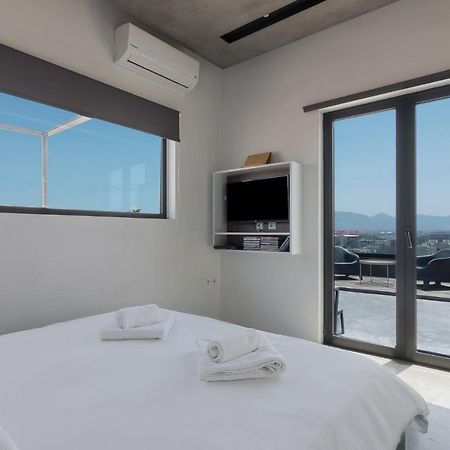 Apartment With Terrace In Pireu Exterior foto